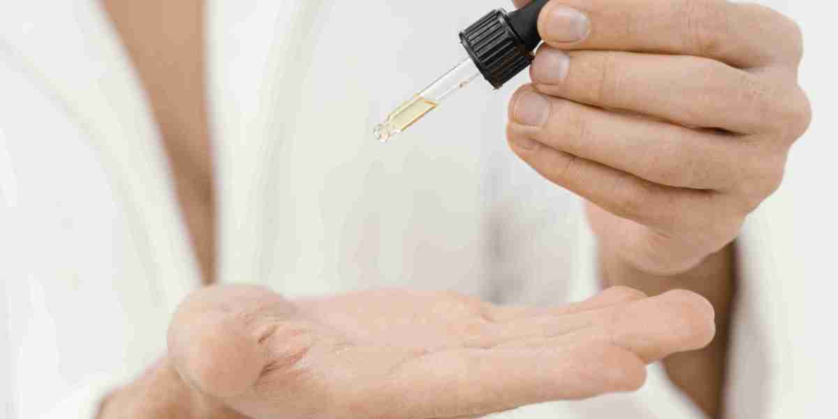 Why Retinol Facial Oil Should Be Part of Your Skincare Routine