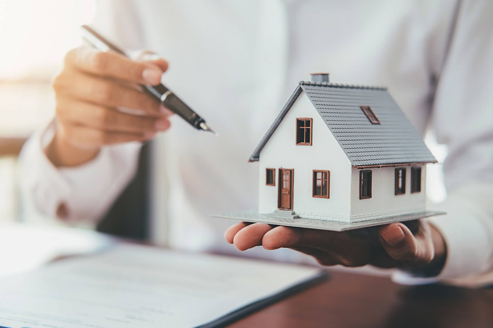Why Work with a Mortgage Broker in Dubai Instead of Going Direct to Banks?