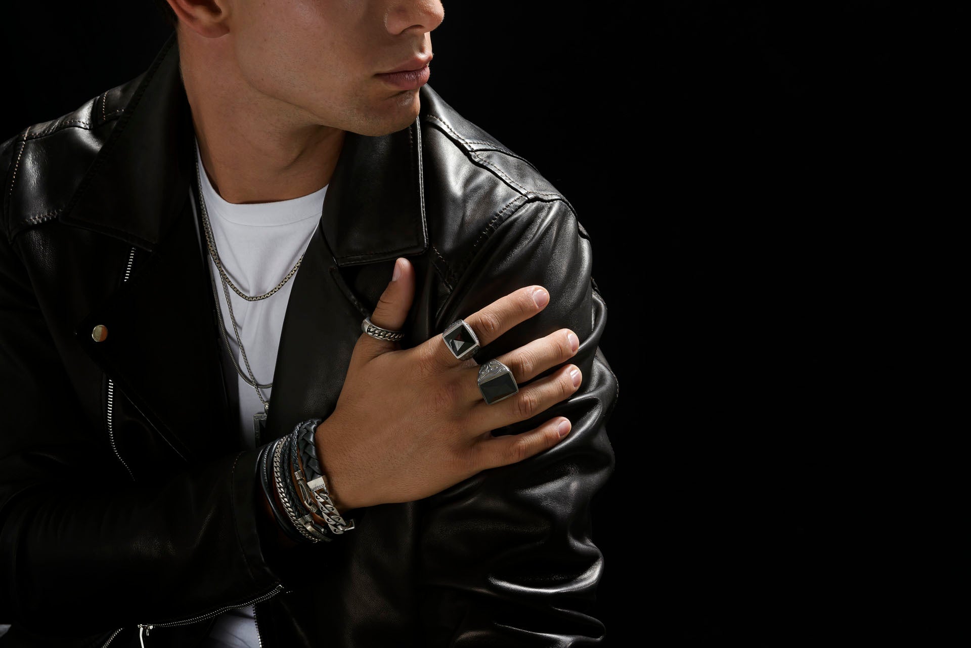 How Men Achieve a Bold Look with Leather-Metal Bracelets in 2025