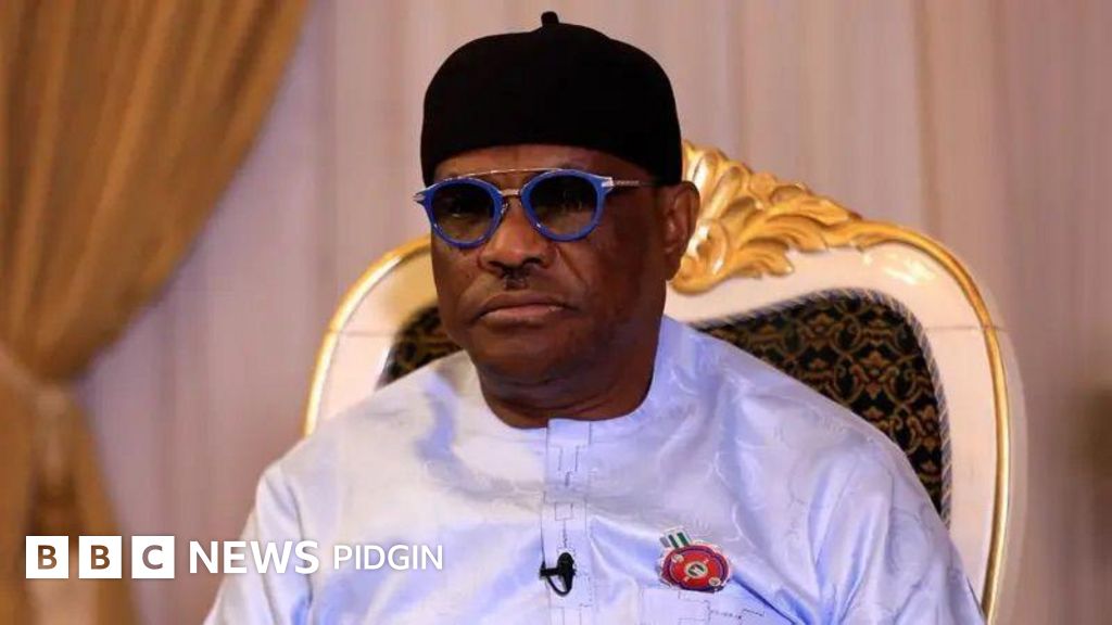 Nyesom Wike and Naval Officer kwanta: Agis lift phone ban on FCT land staff, approve Torchlight phones - BBC News Pidgin