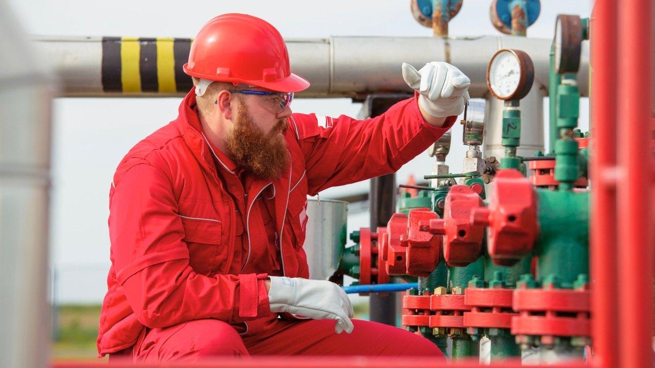Industrial Coveralls for Oil & Gas Workers in Extreme Conditions | Articles | Rigarmor | Gan Jing World - Technology for Humanity | Video & Movie Streaming