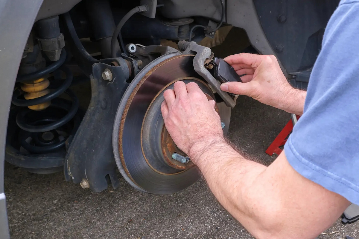 Replacing the Brake Pads on a Mitsubishi Outlander – theaussieway73